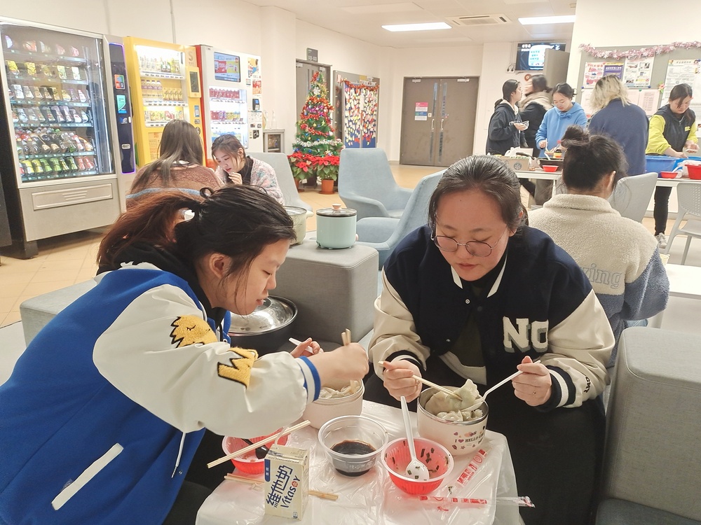 住宿生包餃子歡度冬至 7