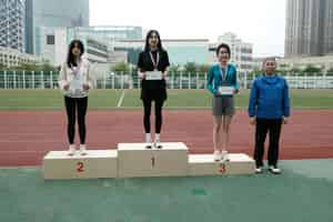 05.鄺應華副校長為女子100米獲獎運動員頒獎